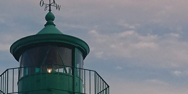 Leuchtturm mit Licht und Wetterfahne